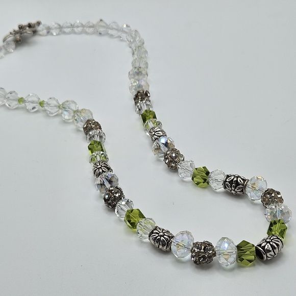 VINTAGE Crystal Clear and Green Beaded  Silver Accent Flower Clasp Necklace - Picture 3 of 10